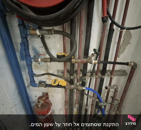 מערכת צנרת מים ושעוני מים עם שסתומי אל חוזר בבניין